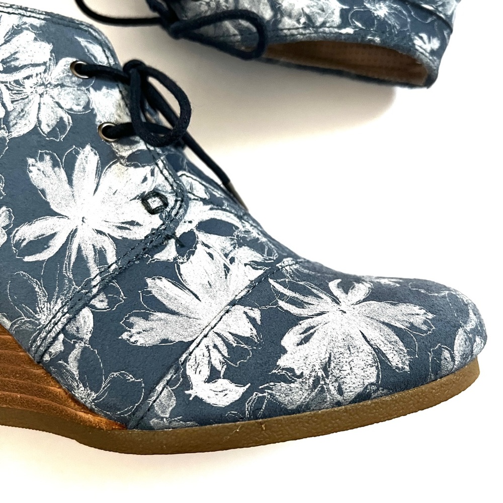 TOMS Wedge Heels Booties Blue and White Floral Shoes 10 - Picture 3 of 9